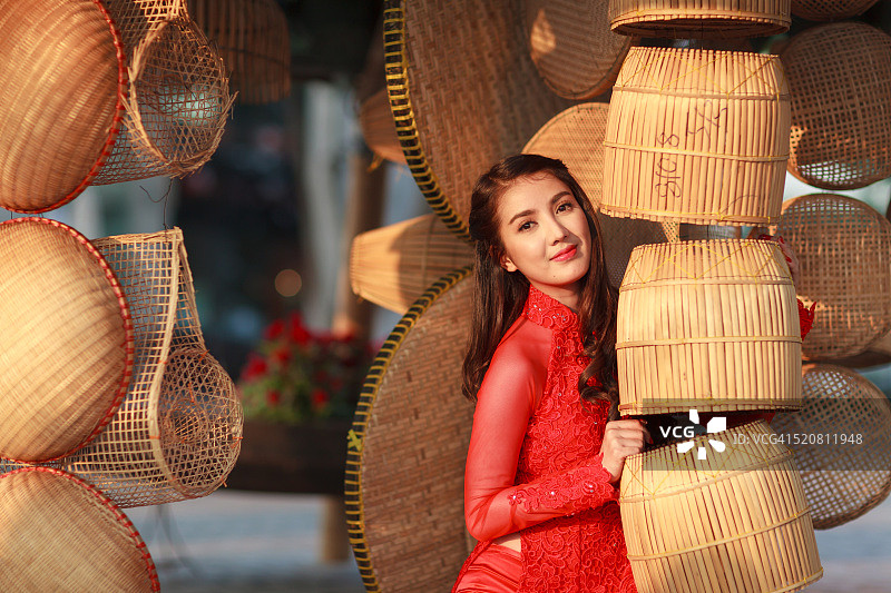 越南女孩在春节期间穿着红鳌戴图片素材