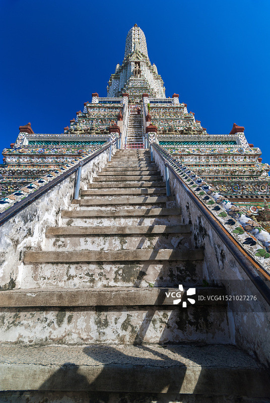 这是攀登阮氏寺宝塔顶端的阶梯图片素材