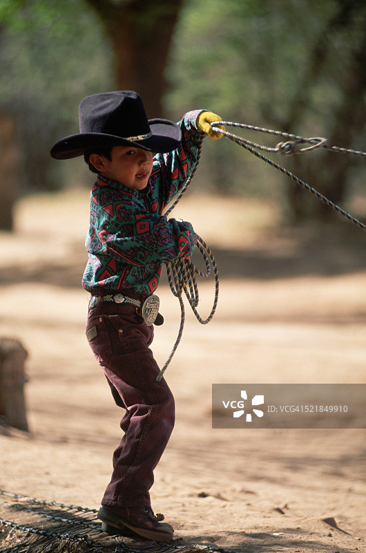 练习套索的纳瓦霍男孩图片素材