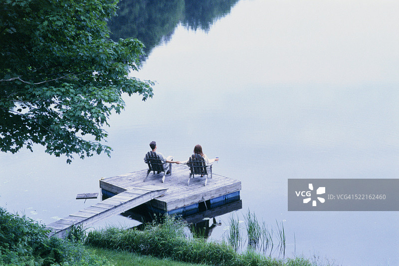 坐在湖边的成熟夫妇图片素材
