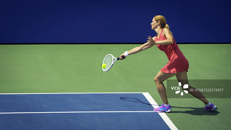 职业女子网球运动员正手击球图片素材