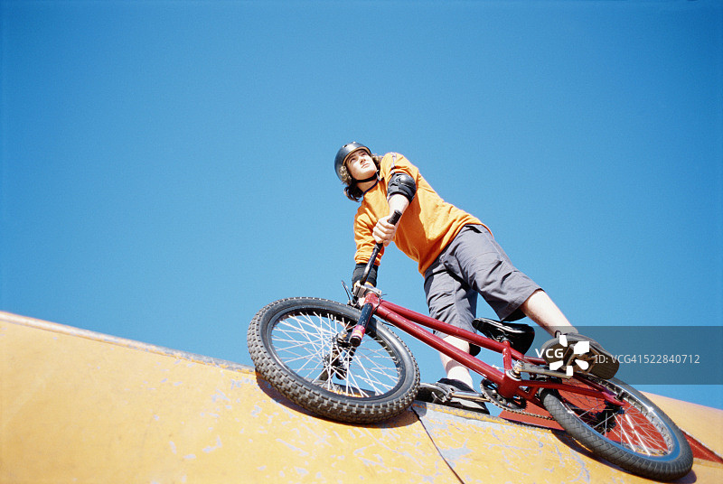 一名小轮车车手和他的自行车在滑板公园图片素材