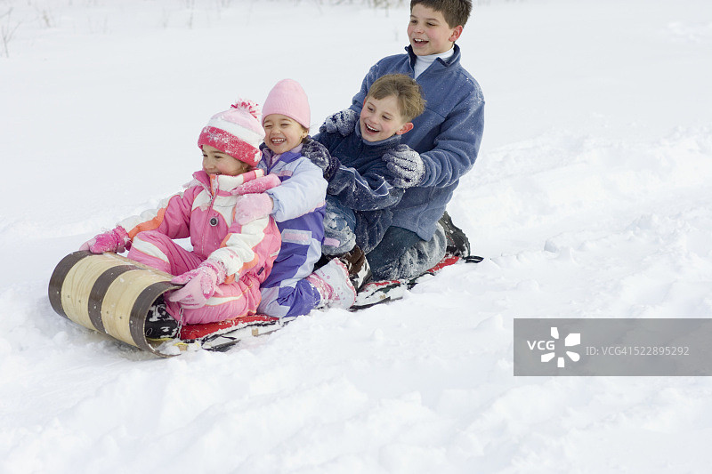 家庭平底雪橇滑雪图片素材