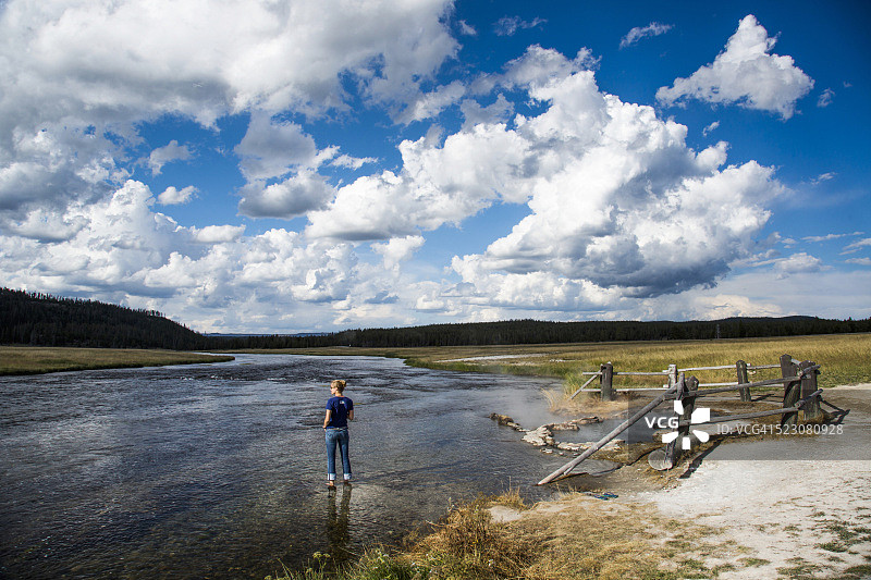 一名女子站在水中，黄石国家公园，怀俄明州，美国图片素材