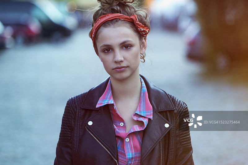 年轻女子站在城市环境中的肖像图片素材
