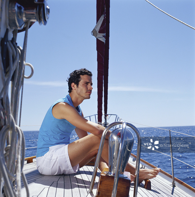 男人在帆船上休息图片素材