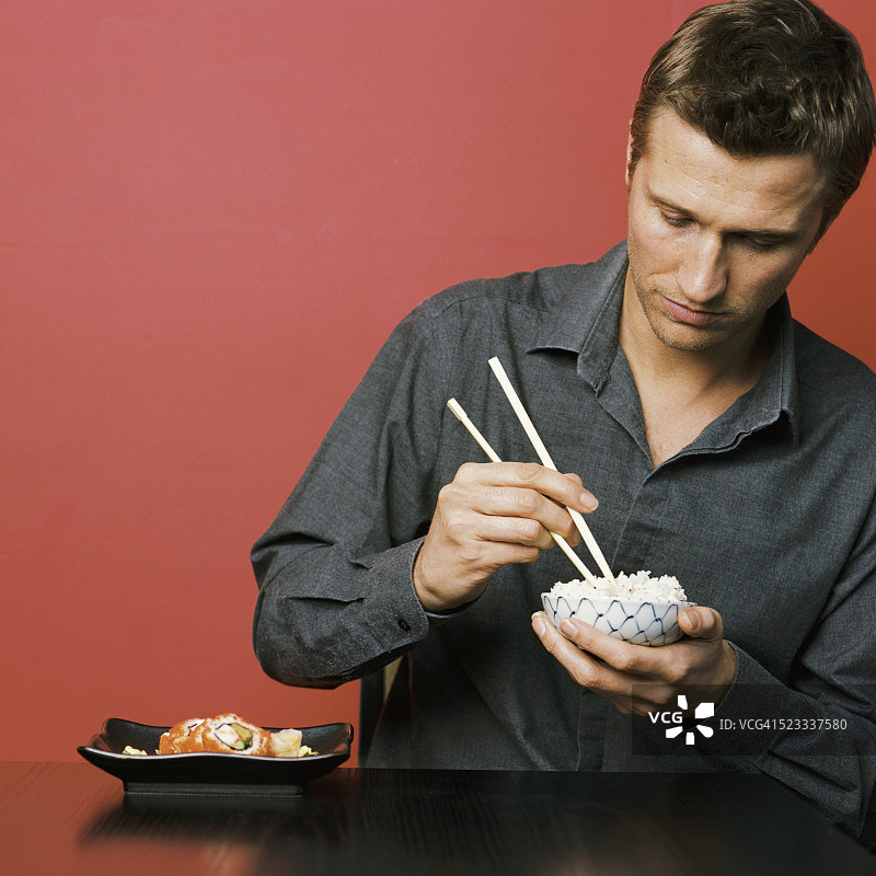 吃日本料理的男人图片素材