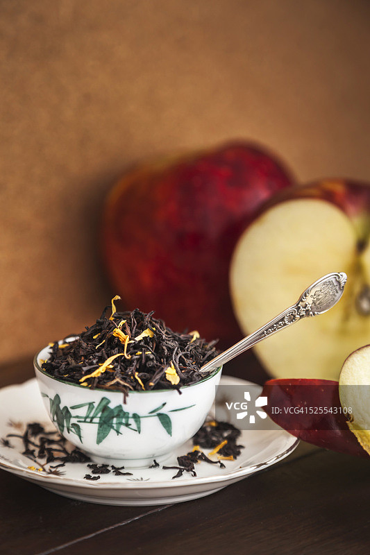 黑散叶茶与苹果混合图片素材