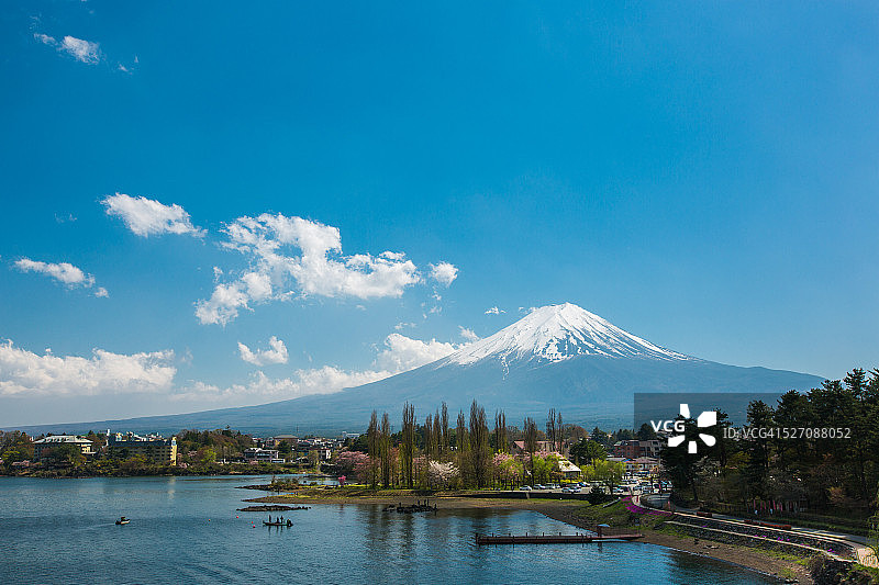 从川口湖到富士山。图片素材