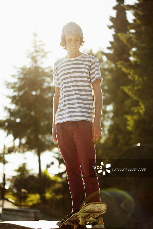 青少年(16-17岁)滑板男孩图片素材