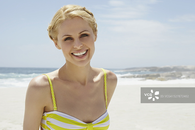南非开普敦海滩上微笑的女人图片素材