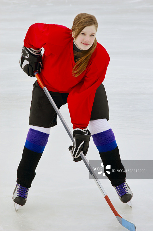 年轻女子冰球运动员图片素材