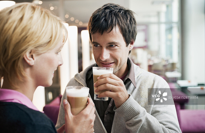 年轻夫妇喝咖啡图片素材
