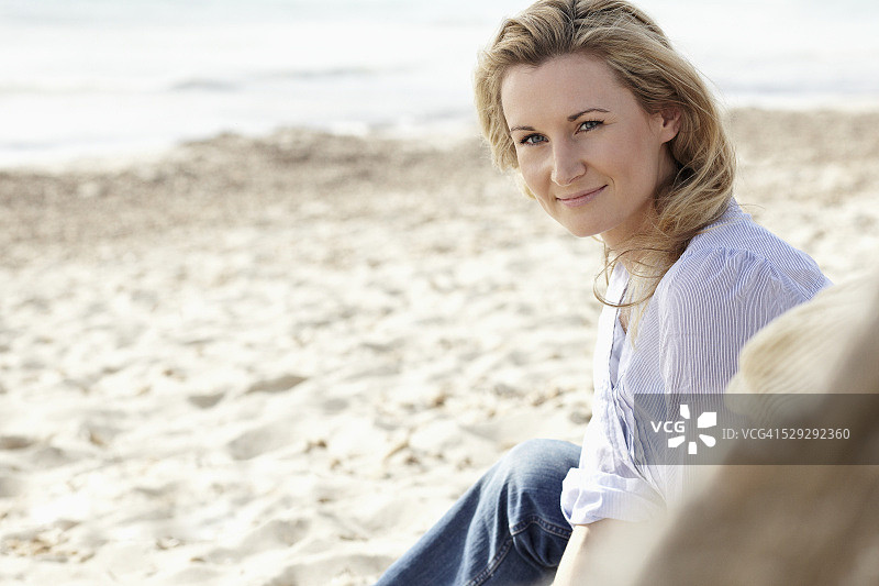 年轻女子在海滩上微笑的肖像图片素材
