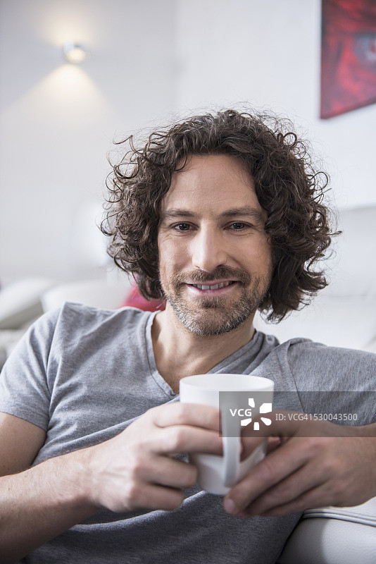 德国巴伐利亚州慕尼黑，一名男子在家里喝咖啡图片素材