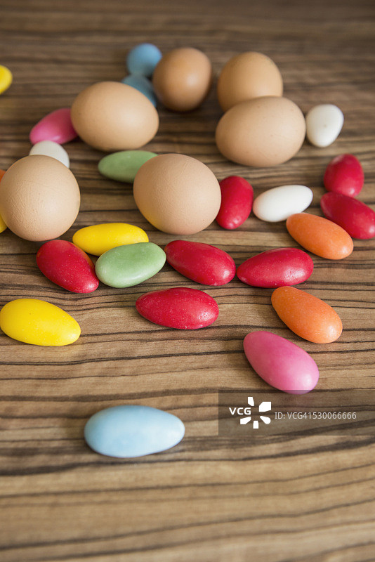 特写复活节彩蛋和五颜六色的糖果图片素材