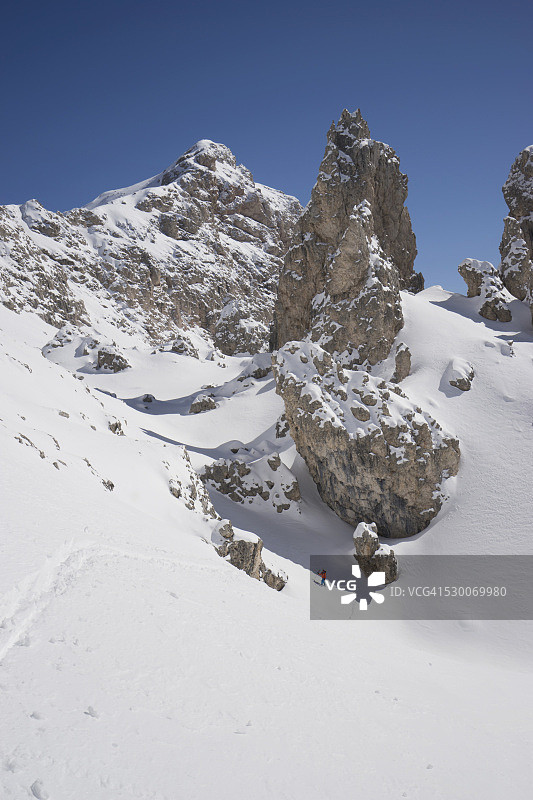 意大利特伦蒂诺-上阿迪杰山谷加迪纳山上滑雪的男子的高角度视图图片素材