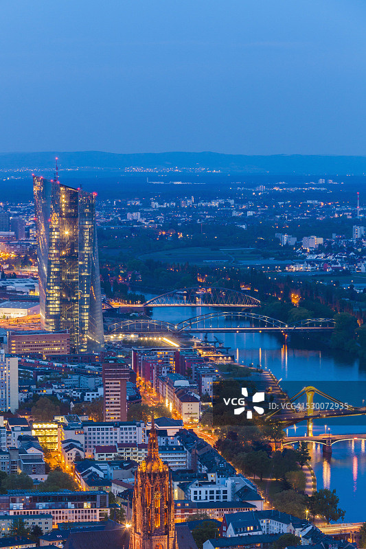 德国，法兰克福的黑森，暮色中俯瞰奥斯坦德和欧洲中央银行的新大楼图片素材