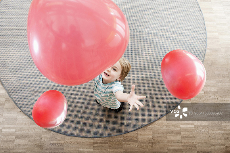 小男孩在幼儿园玩红色气球，高瞻远瞩图片素材