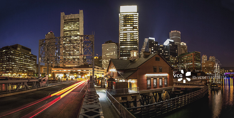 摩天大楼在夜晚被点亮，国会街大桥，岬堡海峡，南波士顿，波士顿，马萨诸塞州，美国图片素材