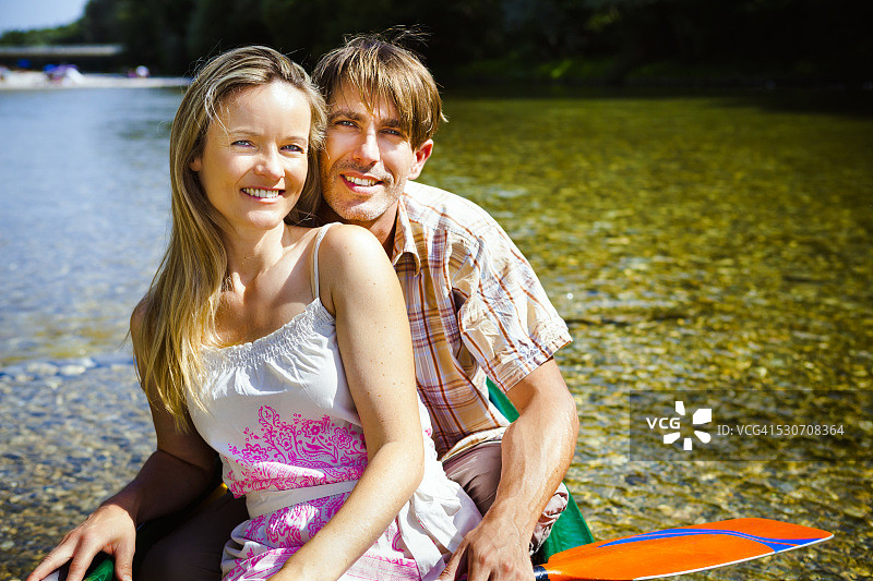 幸福的年轻夫妇在独木舟上，肖像，德国巴伐利亚图片素材