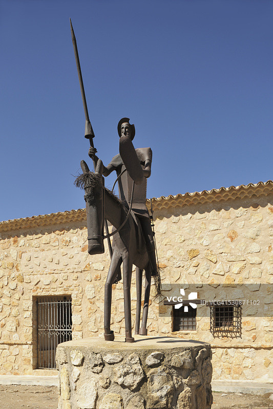 《堂吉诃德骑在瘦马上的雕像》;西班牙卡斯提尔-拉曼查昆卡省图片素材