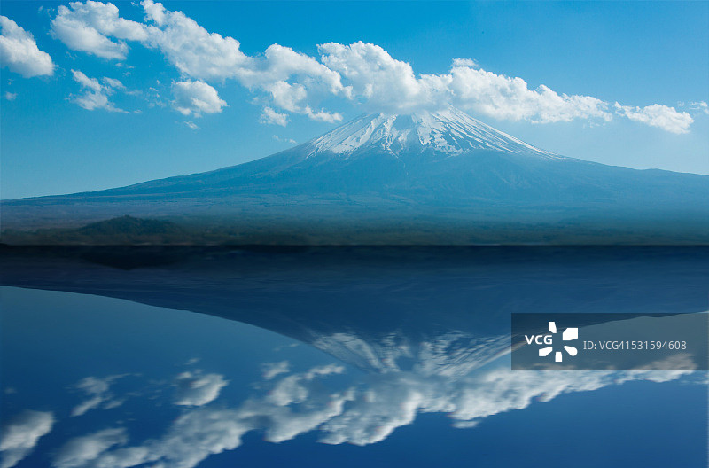 从川口湖到富士山。图片素材