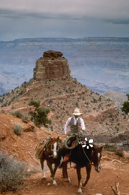 牛仔在大峡谷骑马图片素材
