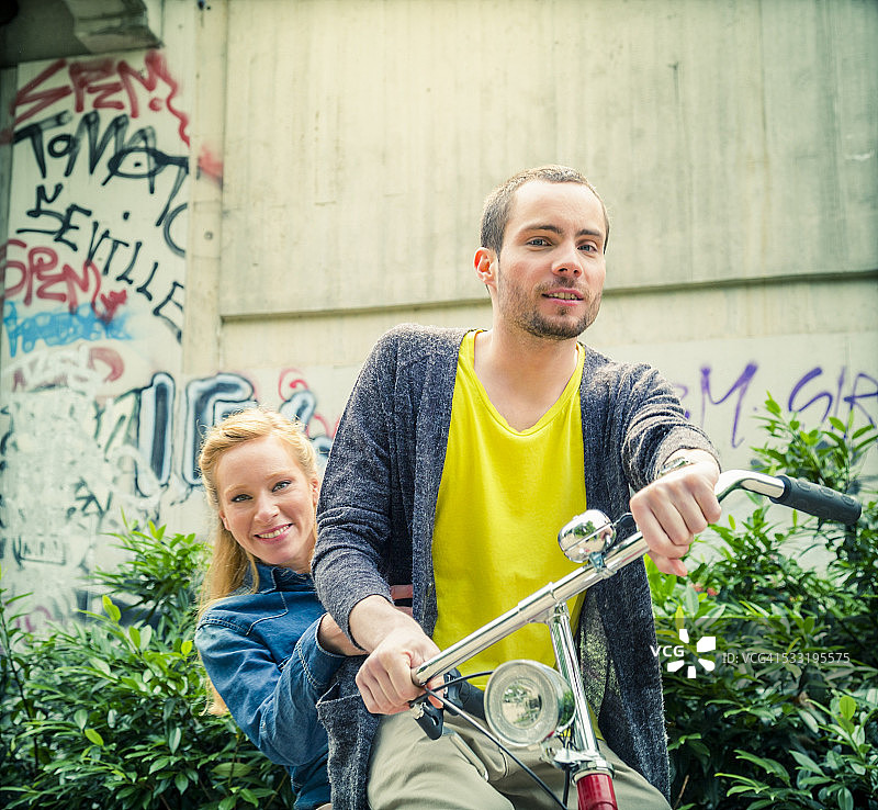 夫妇在一辆自行车。图片素材