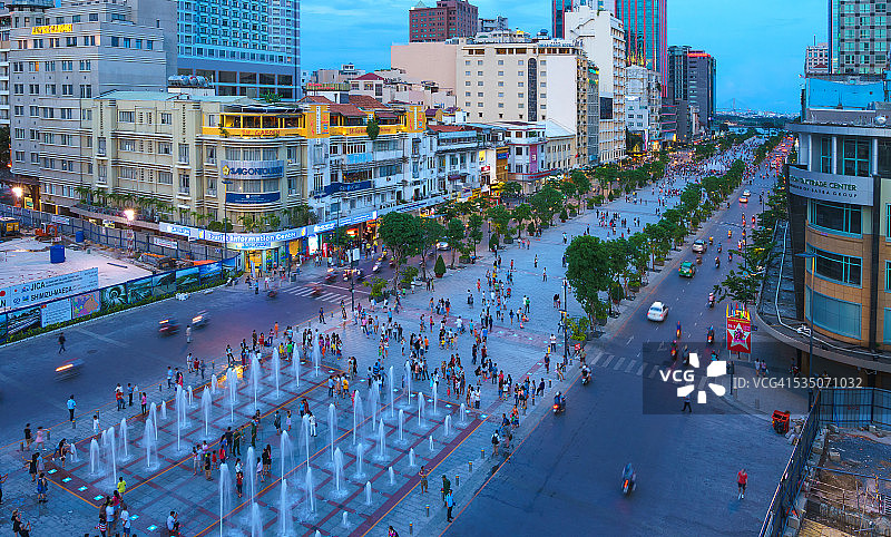 阮顺化步行街与激光光束水喷泉。步行街长670米，有两个音乐喷泉图片素材