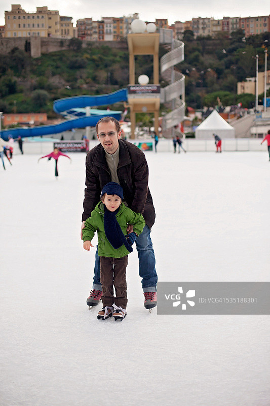 小男孩和爸爸一起，滑冰图片素材