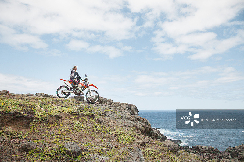 女子骑摩托车，毛伊岛，毛伊县，夏威夷，美国图片素材