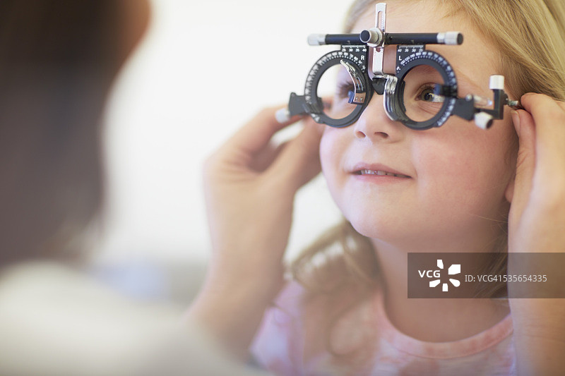 眼科医生检查女孩的视力图片素材