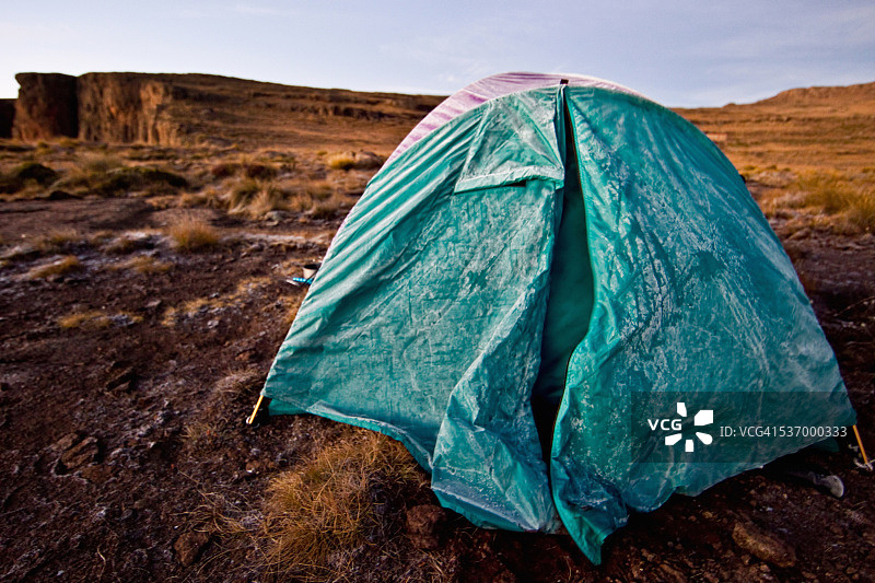 南非夸祖鲁-纳塔尔省皇家纳塔尔省国家公园露天剧场的磨砂帐篷图片素材