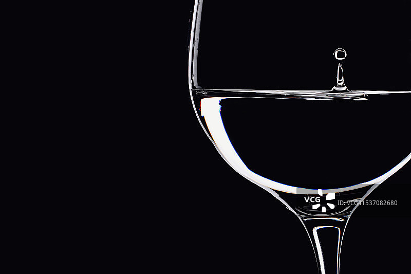一个完整的葡萄酒杯图片素材
