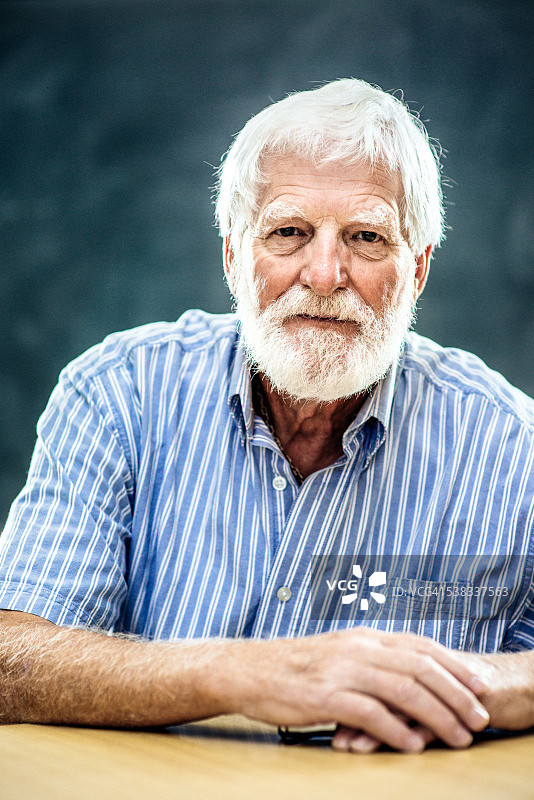 一位白胡子老人的肖像图片素材