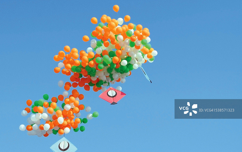 气球在印度晴朗的蓝天上高高飞翔图片素材