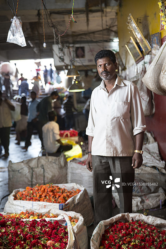 一个男性印度商人在市花市场的肖像。图片素材