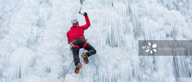冰攀登者攀登结冰的瀑布图片素材