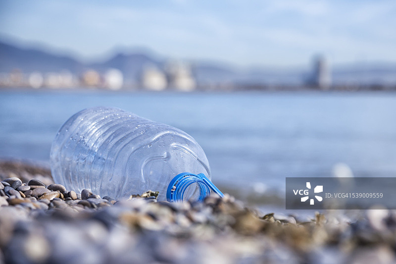 海滩上的废弃塑料瓶图片素材