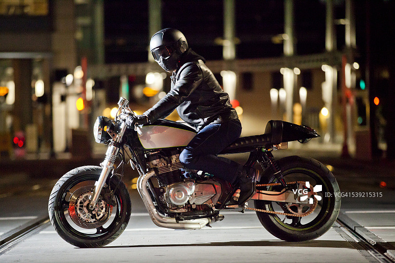 夜晚的摩托车骑士图片素材