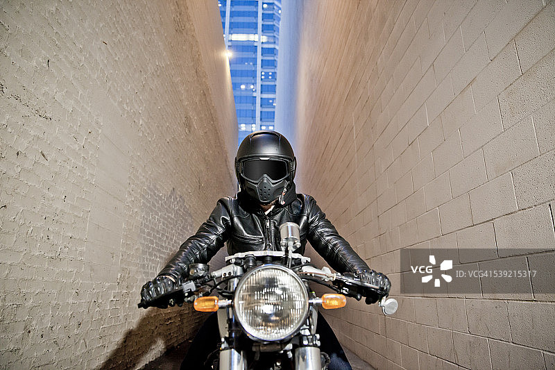 胡同里的摩托车骑士图片素材