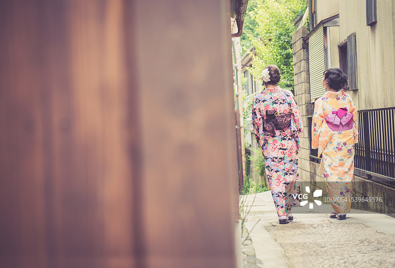 穿着和服的美丽日本女人在日本京都祗园行走图片素材