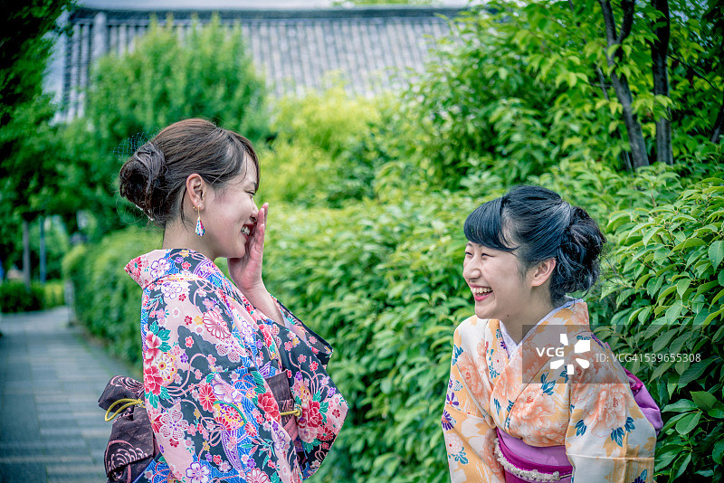 美丽的日本女人在和服笑，京都，日本图片素材