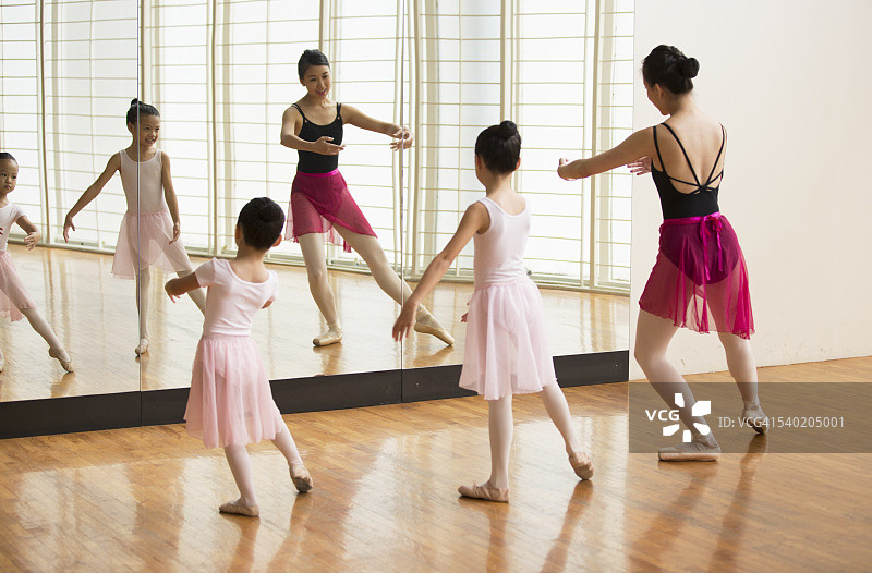 芭蕾舞教年轻的芭蕾舞演员图片素材