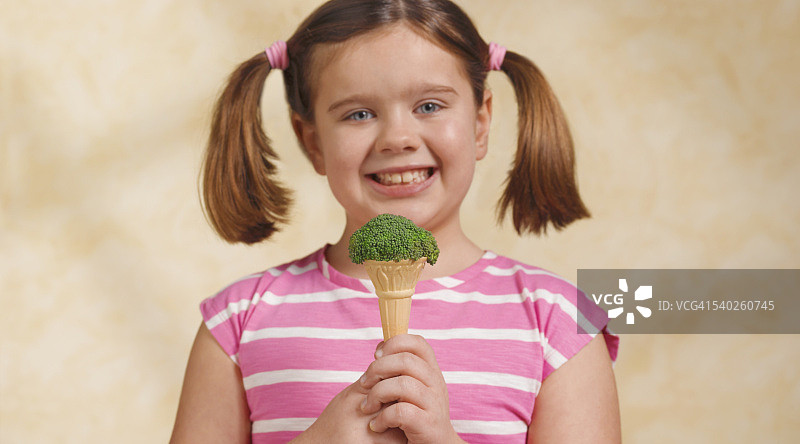 拿着花椰菜冰淇淋的女孩图片素材