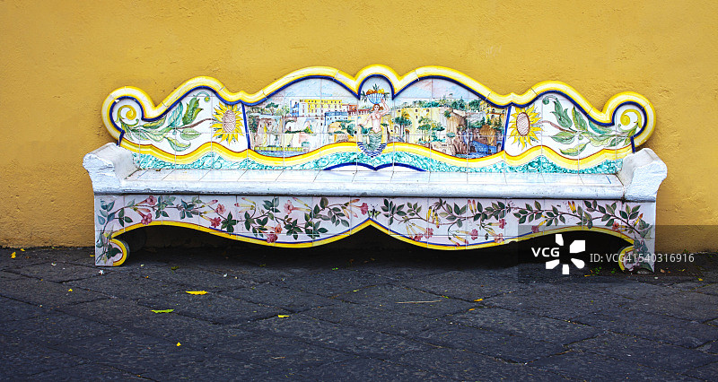 索伦托街上的旧彩色长凳图片素材