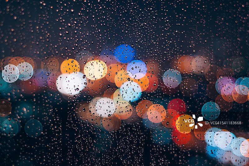 雨湿窗玻璃与光散景图片素材