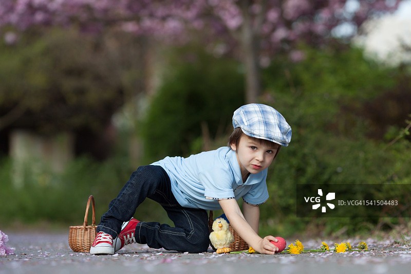 小男孩在公园里玩复活节彩蛋图片素材