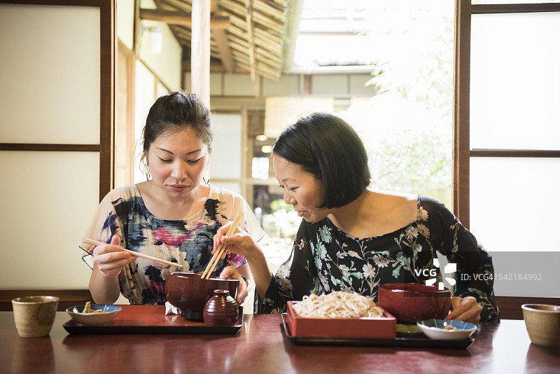 两个日本女人在餐厅用餐图片素材